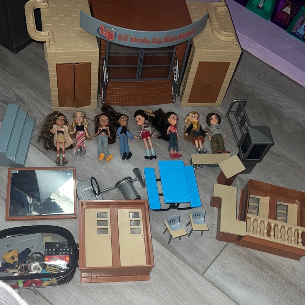 High School Playset with Dolls - Multicolor